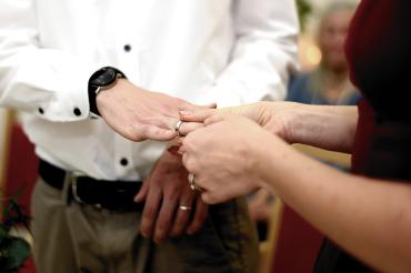 Frau steckt Mann Ehering an