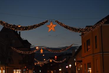 Stern hängt an Girlande über Donauwörther Straße