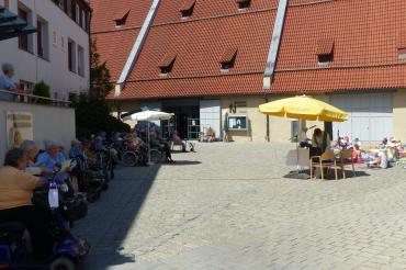 Freiluftgottesdienst im Bürgerheim in Nördlingen. 