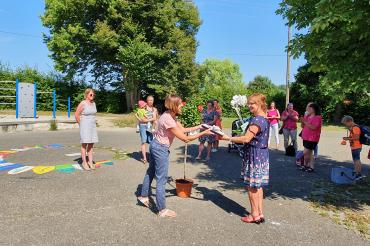 Es verabschieden sich die (von links): Elternbeiratsvorsitzende Anna Thum, ihre Stellvertreterin Claudia Steinmeyer bei der Überreichung des Klasssenbuchs an Margit Wöllmer, im Hintergrund die weiteren  Elternbeirätinnen Manuela Weizmann und Katrin Ahne. 