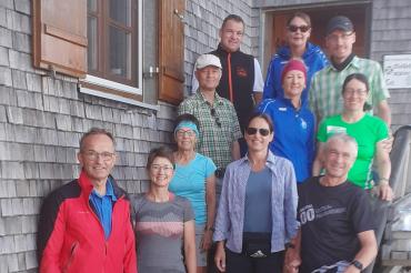 Auf dem Foto vor der Nördlinger Hütte vorne von links: Helmut Kaumeier, Sandra Dollmann, Maria Dotzauer, Elke Senz unf Hans Niederhuber, zweite Reihe von links Oliver Kemmesies, Patrycja Weng und Simone Müller, dahinter von links Tobias Müller, Martina Domhöfer und Henning Breuer. 