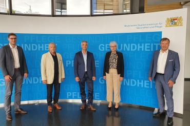 Stadtrat Michael Dinkelmeier, Stadtrat Roland Schuster, Caritas Geschäftsführer Michael Fischer, Vorsitzende Gerda Trollmann und MdL Johann Häusler im Gesundheitsministerium in München.