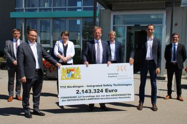 Politiker mit großem Spendenscheck