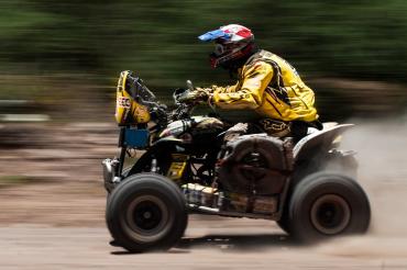 Fahrer rast auf Quad
