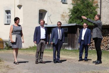 Vier Herren und eine Dame besichtigen Auhausen