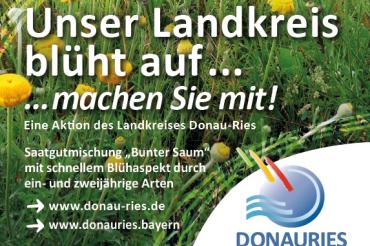 Blumenwiese mit Schriftzug "Unser Landkreis blüht auf"