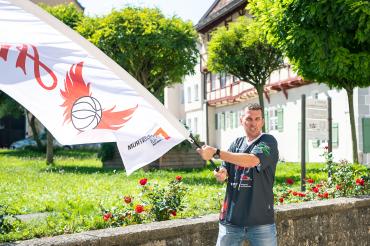 Mann in Park mit Fahne