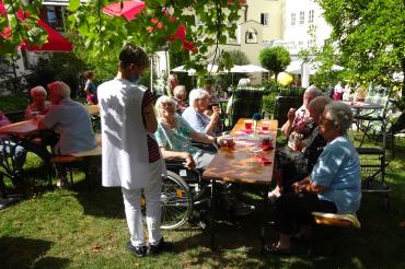 Senioren an Biertischen essen Eiscreme