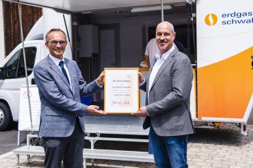 Harald Müller, erster Bürgermeister in Huisheim (rechts), und Helmut Kaumeier, Leiter Kommunalkunden Erdgas Schwaben