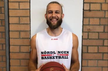 Basketballspieler mit Basketball