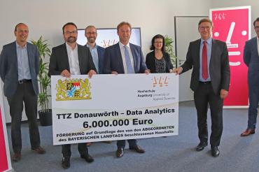 v.l.): Prof. Dr. Helmut Wieser (Vizepräsident Forschung und Entwicklung, Hochschule Augsburg), Prof. Dr. Björn Häckel und Prof. Dr. Dominik Merli (beide Wissenschaftliche Leitung TTZ Donauwörth), MdL Wolfgang Fackler, Bettina Kräußlich (Geschäftsführerin der IHK-Regionalgeschäftsstelle), Stefan Rößle (Landrat Donau Ries) und Jürgen Sorré (Oberbürgermeister Donauwörth). 