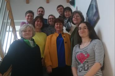 Absolventen Hospizkurs stehen auf Treppe