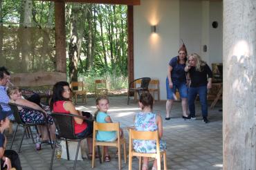 Viel Spaß hatten die Kinder beim Mitmachtheater mit "Hänsel" Kerstin Egerer und "Gretel" Sepp Egerer.