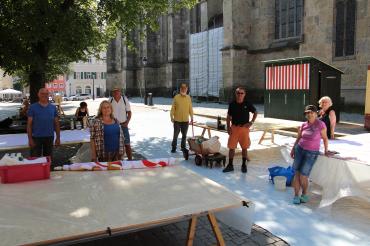 Einige der teilnehmenden Künstlerinnen und Künstler bei der öffentlichen Malaktion am Marktplatz