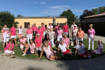 Gruppe von knapp 30 Damen mit rosa Kleidung