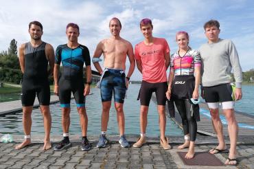 Sechs Personen stehen vor Freiluft-Schwimmbecken