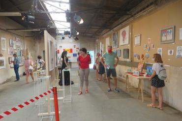 Dieses Foto entstand am heißesten Tag des Jahren. Tags drauf folgten schwere Regenfällen, denen die Alte Schmiede nicht komplett standhalten konnte. An einigen Stellen mussten die Bilder umgehängt werden, weil es reinregnete.