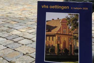 Gedruckte Ausgabe eines Oettinger VHS-Programms in Oettinger Innenstadt