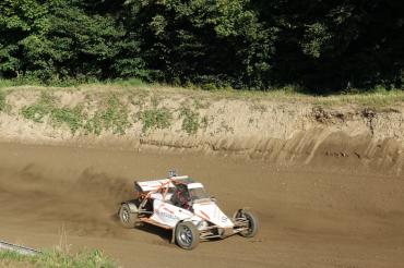 Im Bild zu sehen ist Jan Baltzer mit seinem neunen Rennfahrzeug "Allrad Buggy bis 1600ccm".