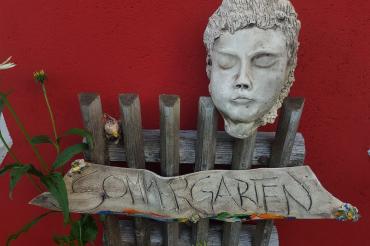 Keramikmaske mit Holzschild "Sommergarten"