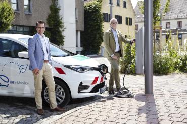 Das Elektroauto an der Straßenlaterne laden: Donauwörths Oberbürgermeister Jürgen Sorré (links) und LEW-Vorstandsmitglied Dr. Markus Litpher nehmen die neuen smarten Straßenleuchten in der Bahnhofstraße in Betrieb. 