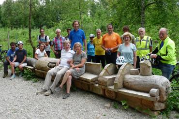 Gruppe bei eine Modelleisenbahn aus Holz mit Sitzgelegenheit im Wald