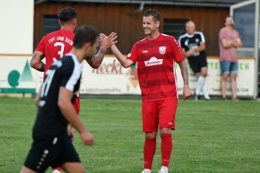 Fußballspieler klatschen ab