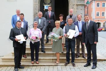 Oberbürgermeister Wittner zeichnete Dieter Hubel aus Löpsingen und Walter Elz aus Pfäfflingen mit der Staatsmedaille in Bronze für ländliche Verdienste aus. Dabei betonte er in der Bundesstube des Rathauses bei einer kurzen Feierlichkeit die Verdienste der beiden für die ländliche Entwicklung. 