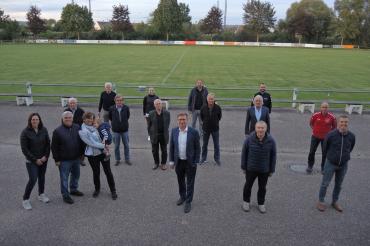 Landrat Stefan Rößle, Riedlingens Vorstand Leo Anzenhofer und Mondspritzer Vorstand Georg Radlinger stellten sich zusammen mit weiteren erfolgreichen Teilnehmern der Sportabzeichenaktion 2020 auf zum Gruppenbild vor dem Riedlinger Sportheim.