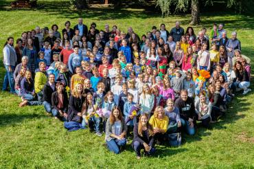 Das Bild zeigt die Schulfamilie der Motessori-Schule Oettingen