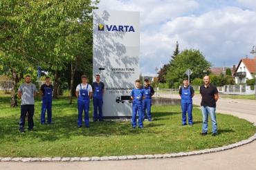 Auf dem Bild zu sehen (von links, mit Ausbildungsleiter Stefan Sing): Waldemar Rapp, Florian Bartelt, Hannes Steck, Jannik Täubel, Emil Mareth, Dominik Eberle, Elias Wagner.