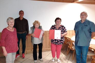 Thekla Martin und Gabriele Janka (Bildmitte) wurden von Tapfheims SPD-Vorsitzender Gerda Jall-Struck, dem Unterbezirksvorsitzenden Christoph Schmid und dem stellvertretenden Ortsvereinsvorsitzenden Abdulmuttalip Kambur für jeweils 25-jährige Mitgliedschaft ausgezeichnet.