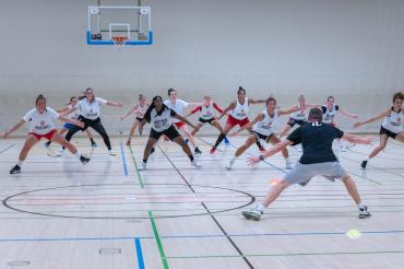 Das Bild zeigt die XCYDE-Mädels beim Training.
