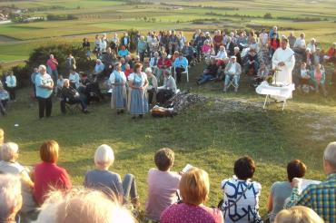 Das Bild zeigt den Gottesdienst auf dem Rollenberg