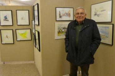 Das Bild zeigt Kursleiter Jürgen Timm in der Ausstellung