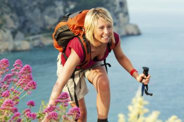 Das Bild zeigt eine Frau beim Wandern