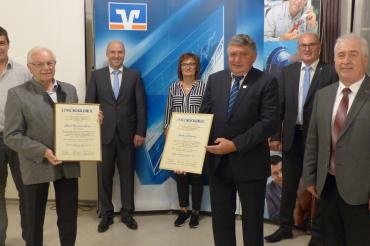 Auf dem Bild zu sehen (von links): Matthias Leinfelder, Johann Bernreuther, Vorstand Bernd Frisch, Alexandra Hönle, Josef Gehring, Vorstandsvorsitzender Wilhelm Feil, Aufsichtsratsvorsitzender Hermann Rupprecht.