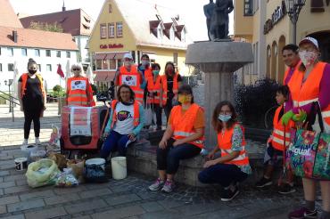Das Bild zeigt die fleißigen Sammlerinnen und Sammler mit den gefundenen Abfällen.