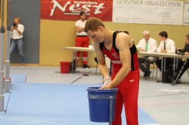 Turner reibt sich Hände mit Magnesium ein