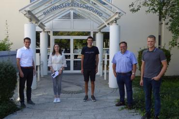 Drei Männer und zwei Jugendliche vor Eingang der Bayerischen Rieswasserversorgung