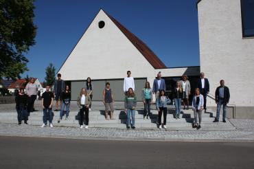 Die Namen von links: Carolin Offinger, Jeannette Zeuß, Maximilian Heide, Martin Baumann, Theresa Muff, Monja Bissinger, Cennet Acar, Anja Schnell, Nele Pittschaft, Luca Schmidt, Emily Buckel, Maike Knief, Manfred Steger (stellv. Geschäftsführer), Theresa Leis, Gabriele Allgayer-Pfaff (Fachbereichsleiterin Kinder und Jugendliche) , Sarah Lang, Günter Schwendner (Geschäftsführer) , Timm Albert (Leiter Heilpädagogische Tagesstätte), es fehlt Frau Mia Bergmiller.