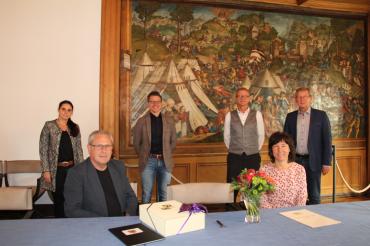 (hinten von links) Michaela Kleebauer – Personalamtsleiterin, Oberbürgermeister David Wittner, Karl Stempfle – Leiter des Liegenschaftsamtes, Peter Schiele – Hauptamtsleiter, (vorne sitzend) Klaus Plutowski und Jutta Grün