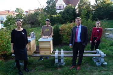 Das Bild zeigt den "Chef-Imker" Tobias Probst und Initiatorin und Projektleiterin Julia Lanzer zeigen Landrat Stefan Rößle und Linda Rosenwirth das neue Zuhause der Bienen.