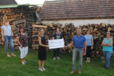 Das Bild zeigt die Spendenübergabe des katholischen Frauenbunds aus Blindheim.