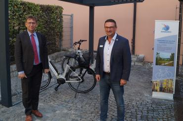 Landrat Stefan Rößle besichtigt zusammen mit dem Radverkehrsbeauftragten den neuen Fahrradabstellplatz mit Ladesäule.