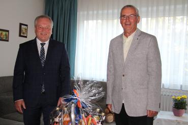 Das Bild zeigt den TSV-Vorstand Wolfgang Winter, der dem Ehrenmitglied Martin Jeromin gratuliert