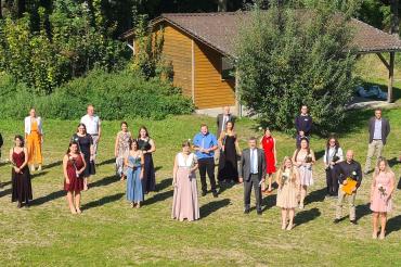 Alle 16 junge Pflegerinnen und Pfleger haben das Examen an der Pflegefachschule bestanden. Mit ihnen freuen sich unter anderem die gKU-Vorstände Jürgen Busse und Roland Buchheit, die Pflegedienstleiter Michaela Rechner und Bernd Meyr sowie Schulleiterin Karola Rigel. Foto: J. Geißenberger, Berufsfachschule.