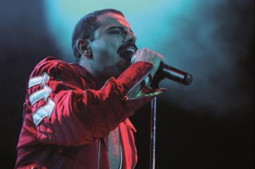 Das Bild zeigt einen Sänger von Forever Queen