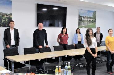 Bürgermeister Christoph Schmidt ehrt die Harburger Teilnehmerinnen am Forum Junge Kunst 2020. Auf dem Bild zu sehen (von links): Bürgermeister Christoph Schmidt, Regina Rebele, Peter Hanisch, Angelica Ferraro, Dr. Sabine Heilig, Doris Thürheimer, Manfred Hahn, Michael Steger, Bernd Hertle. 