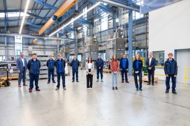 Die GEDA-Fachkräfte von morgen: Der geschäftsführende Gesellschafter Johann Sailer (rechts) und der kaufmännische Leiter Stefan Schweitzer heißen die zehn jungen Nachwuchskräfte bei GEDA in Asbach-Bäumenheim willkommen.